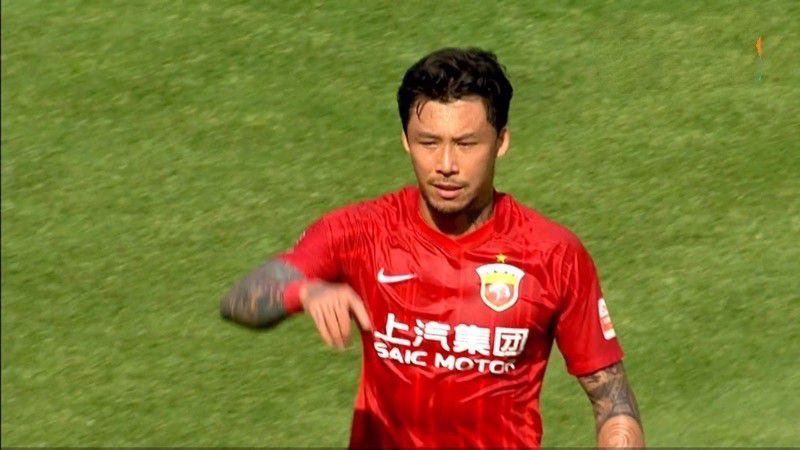 黄渤与于和伟藏身丛林之中，表情神秘，;与虎谋皮，饮鸩止渴暗示着两人正在密谋些什么，谁将成为获利者，还不得而知